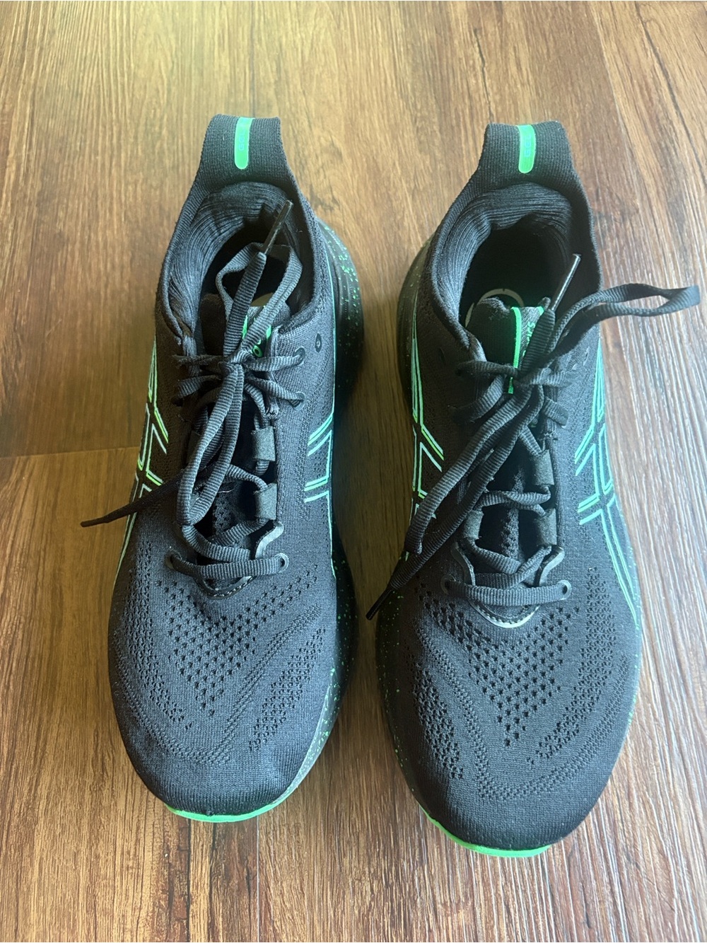 ASICS gel Nimbus
Men’s 8.5 Black and Green Men's Running Sneakers